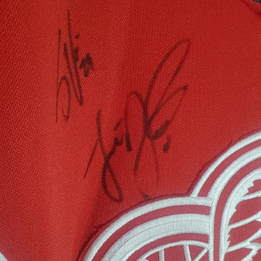 Autographed 2017 redwings jersey - Picture 4 of 9